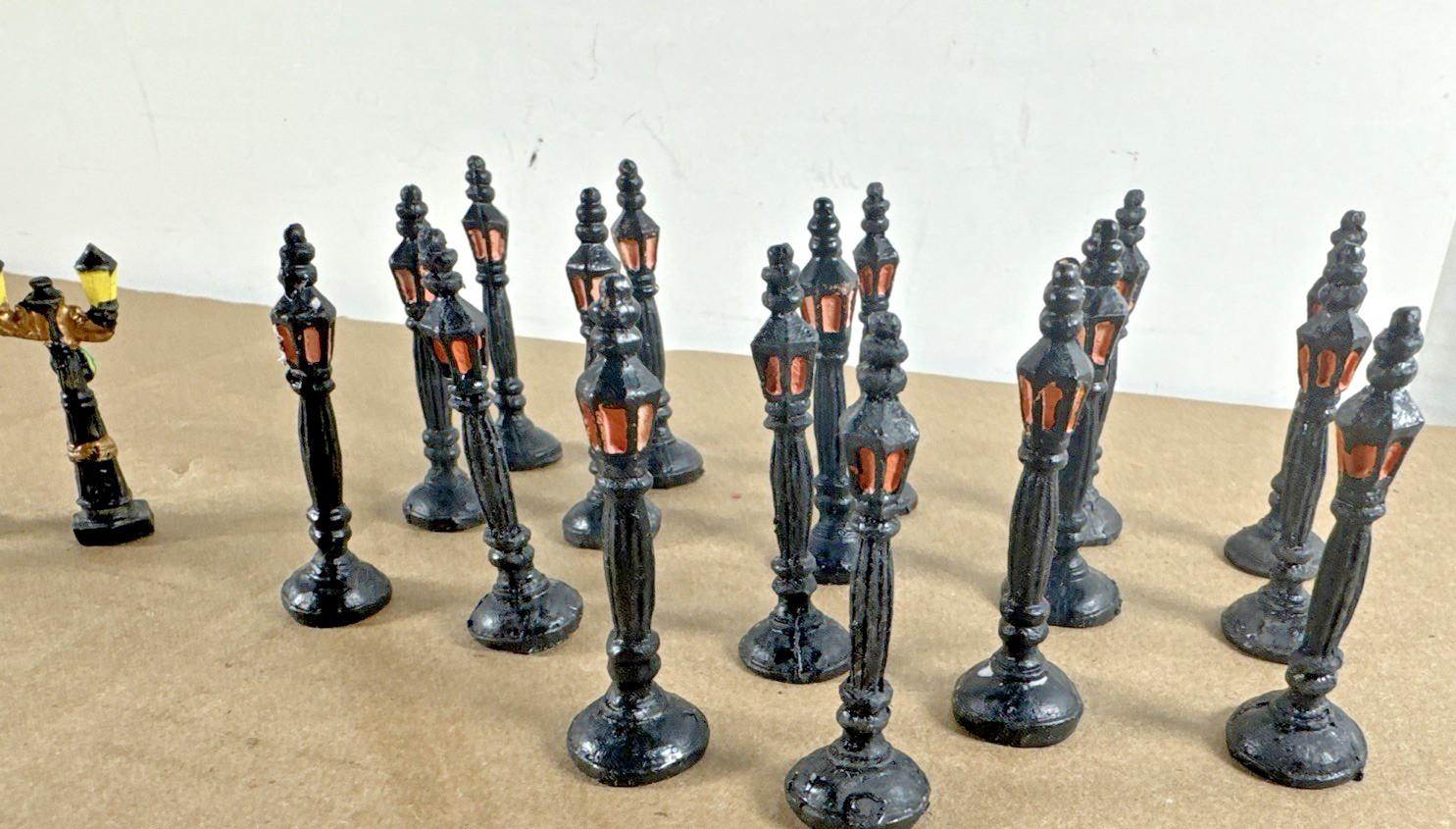21x VINTAGE 80s/90s ESTATE Christmas Village Approx. 2.5″ T Lamp Posts