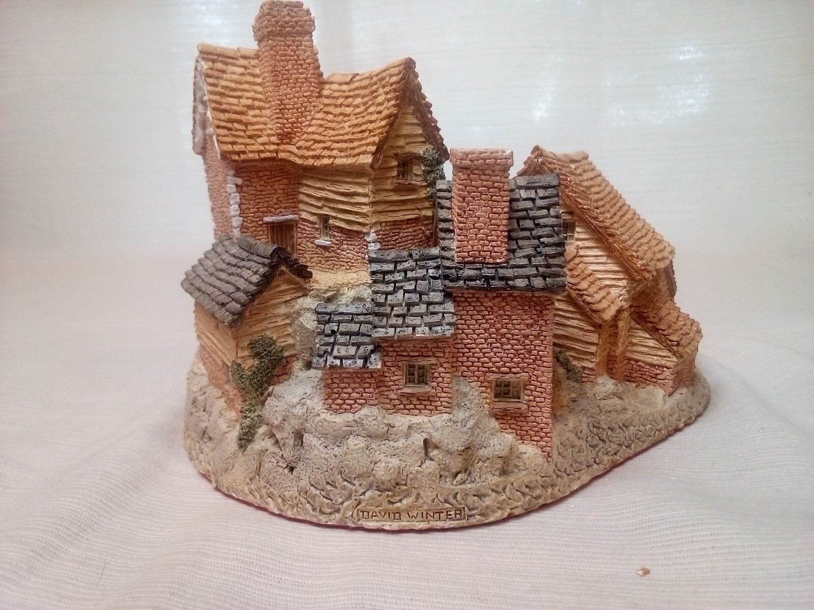 BROOKSIDE HAMLET – by David Winter 1982 with box w/COA Hand Made Hand Painted