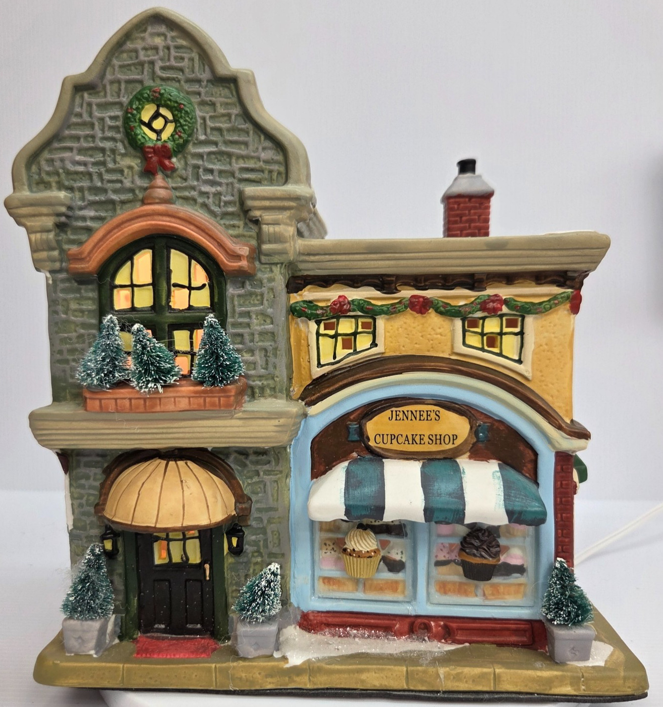 Jo-Ann 2010 Jennee’s Cupcake Shop Lighted Christmas Village Building Holiday