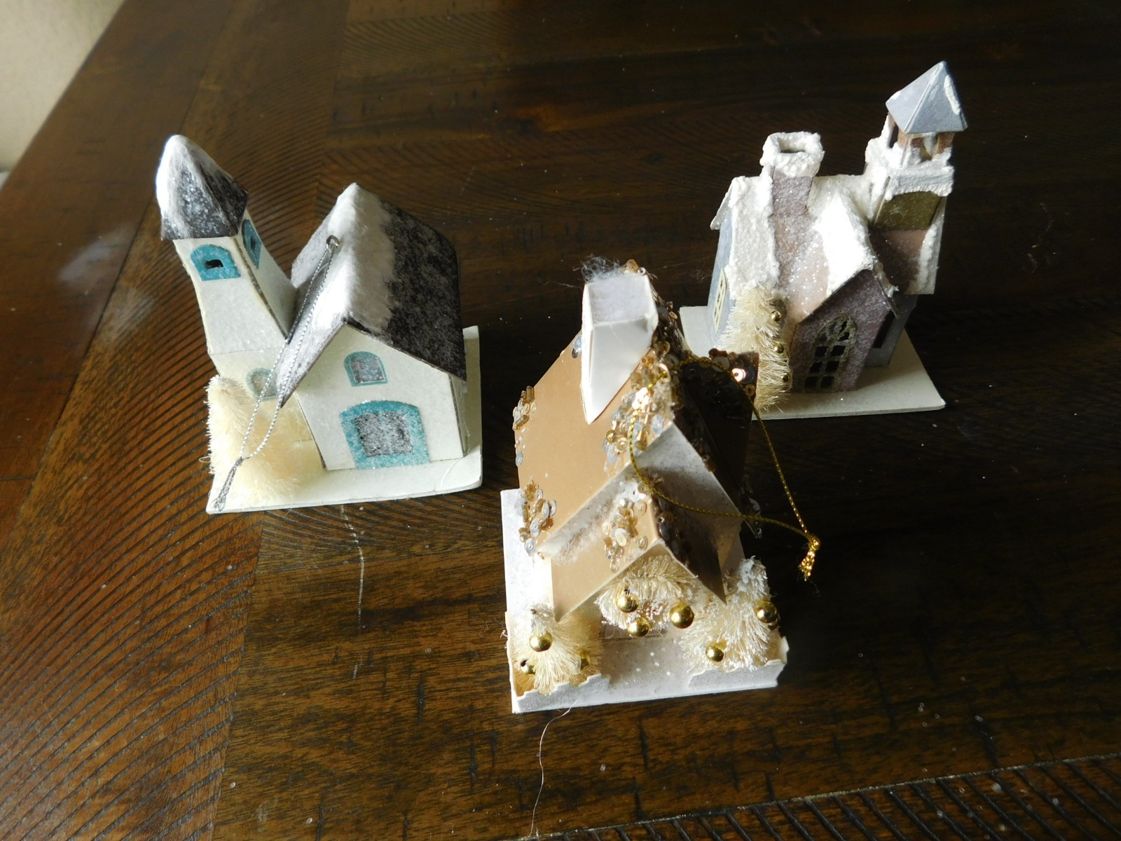 3 CARDBOARD VILLAGE HOUSES ARE DECORATED WITH GLITTER & LIGHT UP + 3 ORNAMENTS