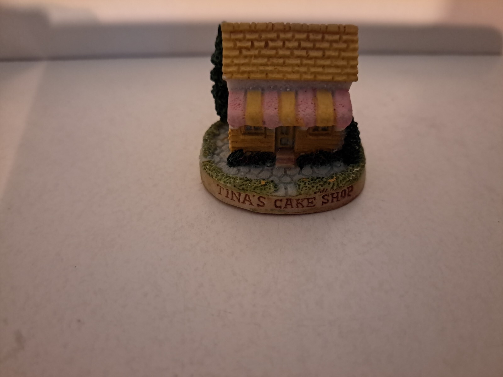 TINA’S CAKE SHOP – ’95 LYONS TETLEY LTD rare Mini-Vilage 1″X1″ Hand Painted UK