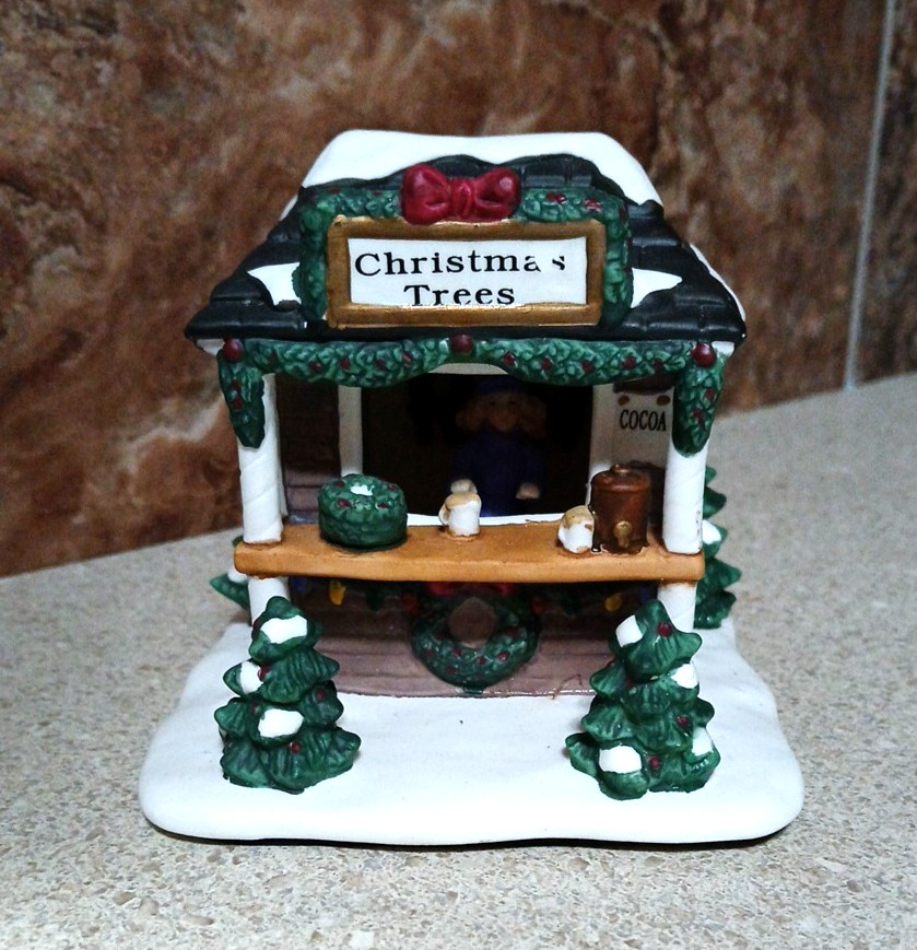 Hershey’s Ceramic Holiday Village Tree Lot Booth Cocoa Cafe Christmas 2001 5″H