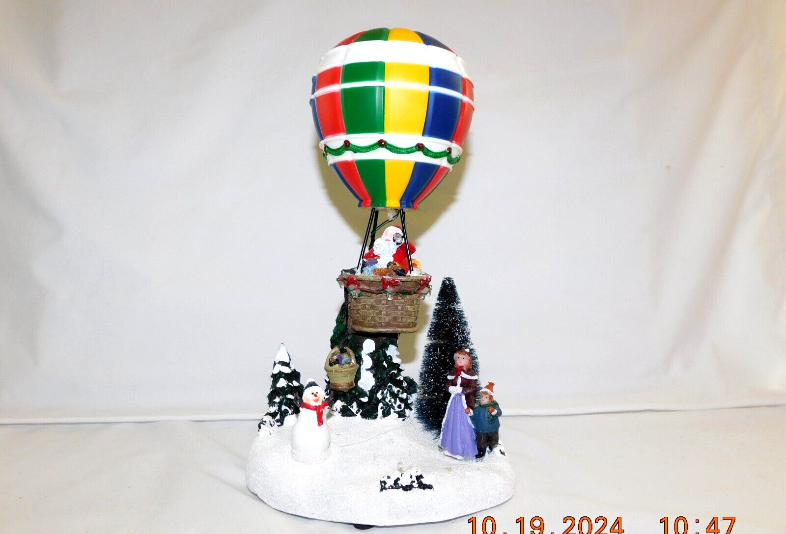 Holiday Time Hot Air Balloon w/Santa Lights Up 10 1/2″ Tall x6″ Base w2s15
