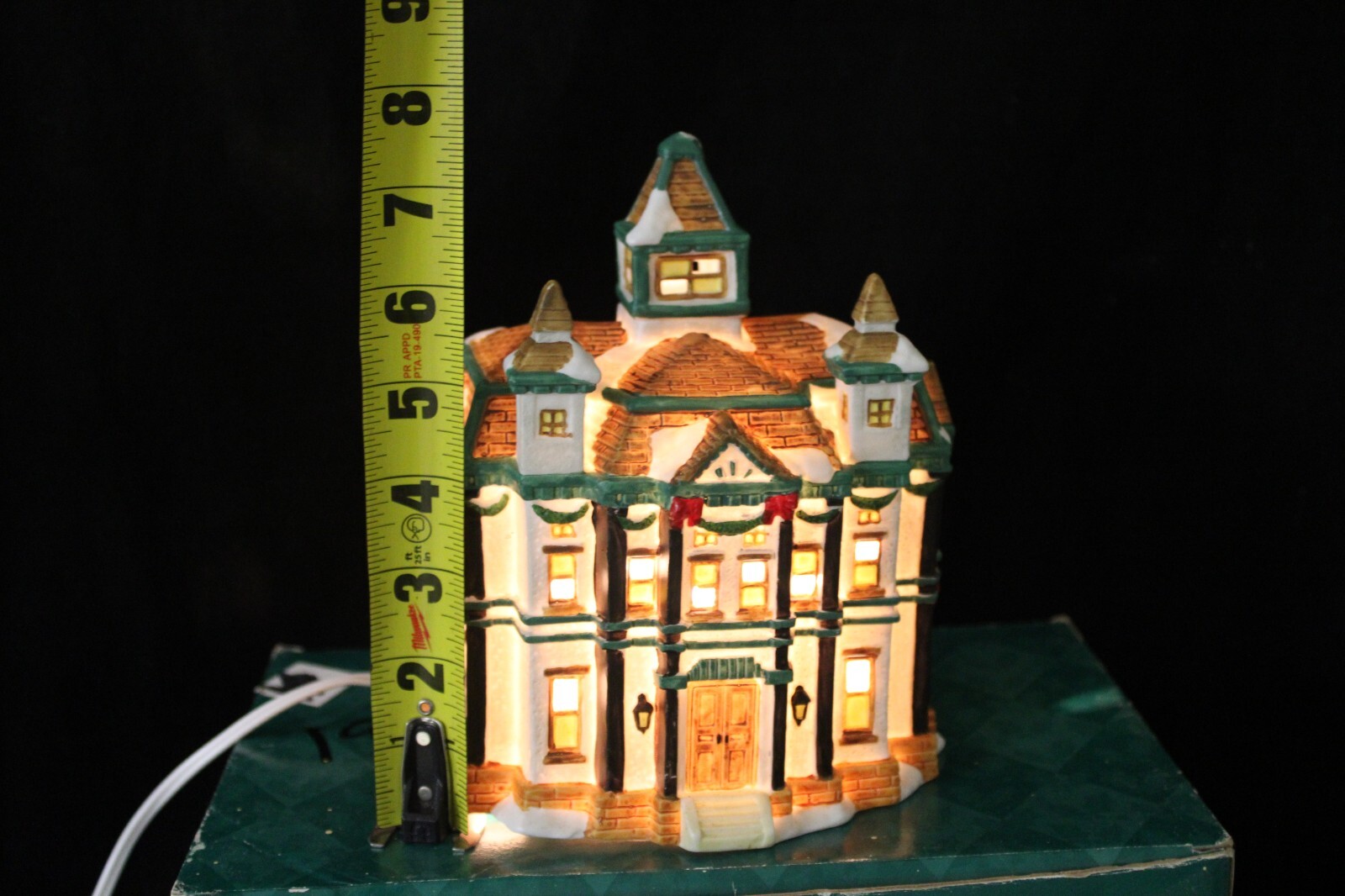 1999 Grandeur Noel Victorian Lighted Christmas Porcelain