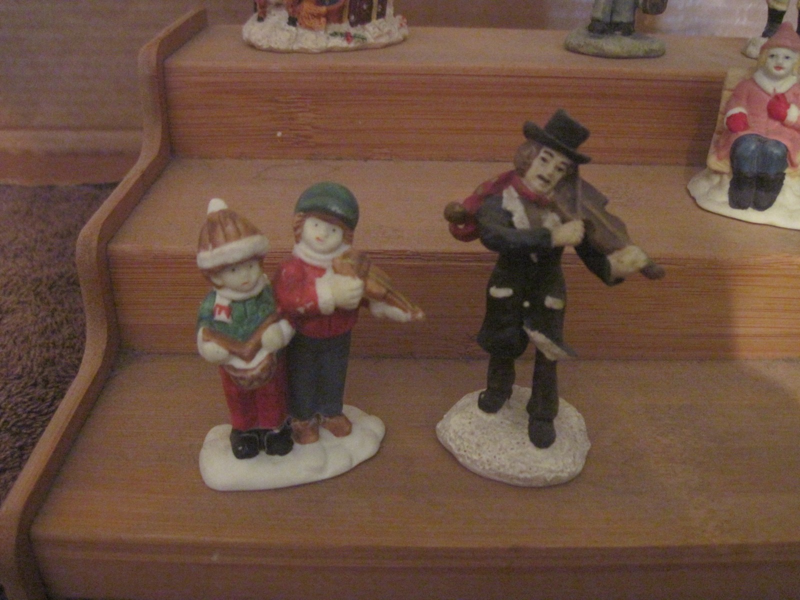 E: Christmas Village Resin/Ceramic 12 Pcs., Unbranded, 1 7/8″ to 3″ tall