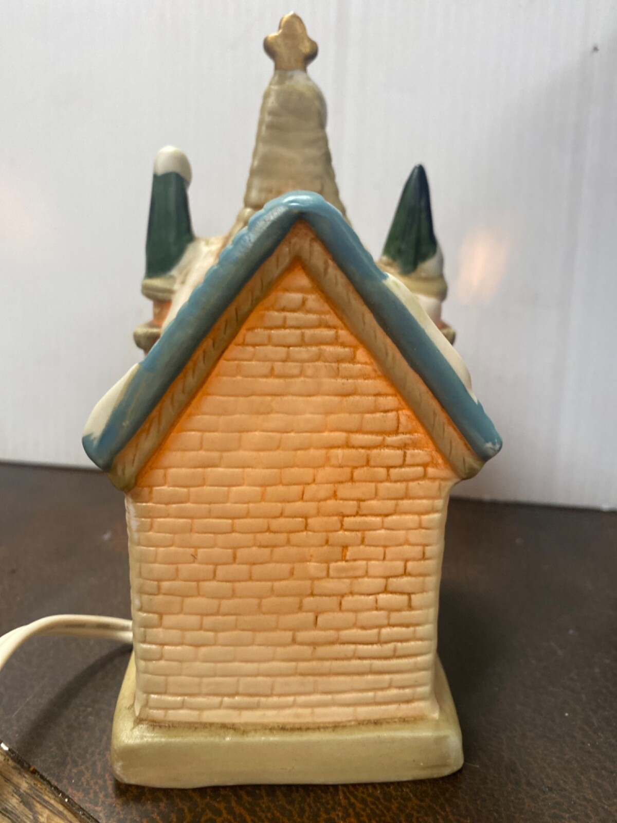 CHRISTMAS VILLAGE COLLECTION ELECTRIC LIGHTED CERAMIC DICKENS’ HOUSE IN BOX 5.5″