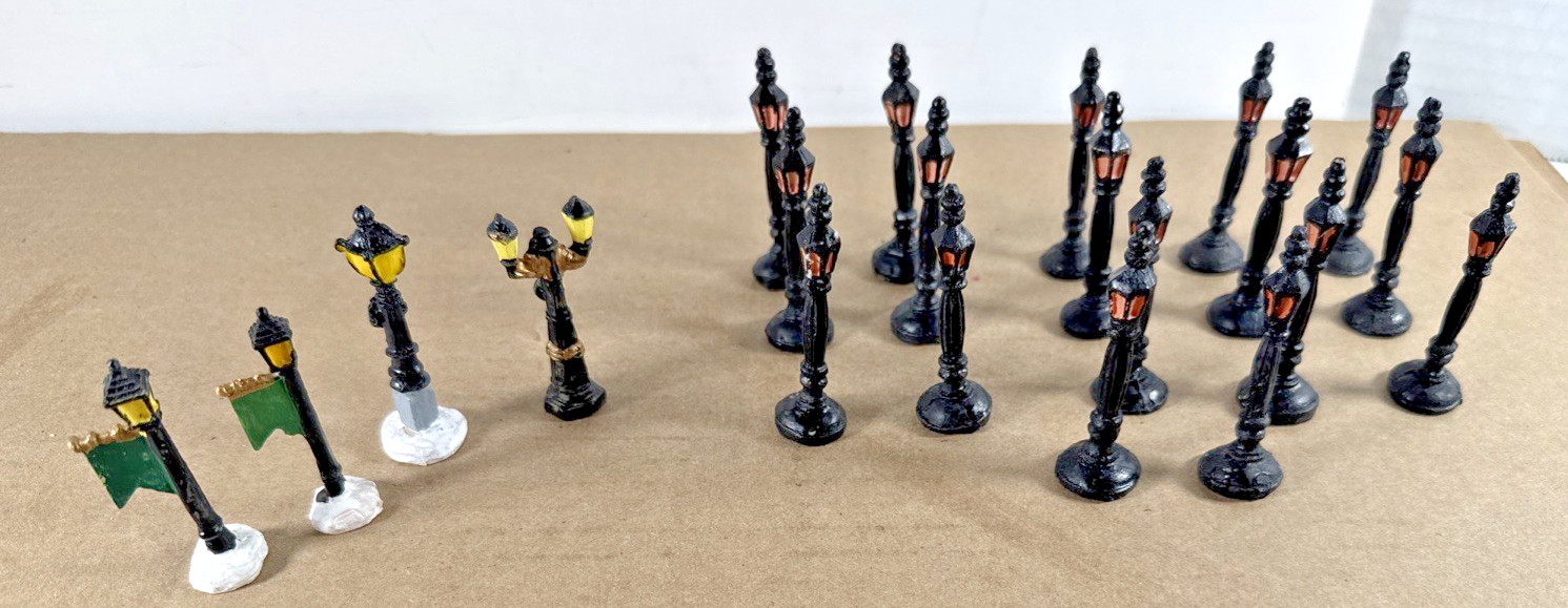 21x VINTAGE 80s/90s ESTATE Christmas Village Approx. 2.5″ T Lamp Posts