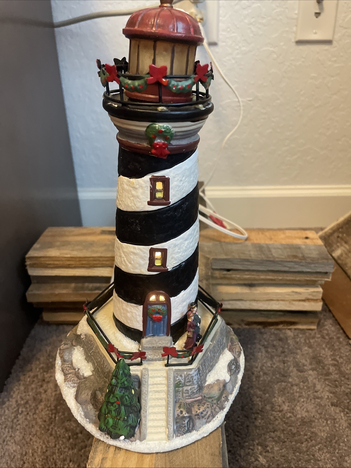 St. Nicholas Square Village Illuminated Lighthouse 2005 In Box