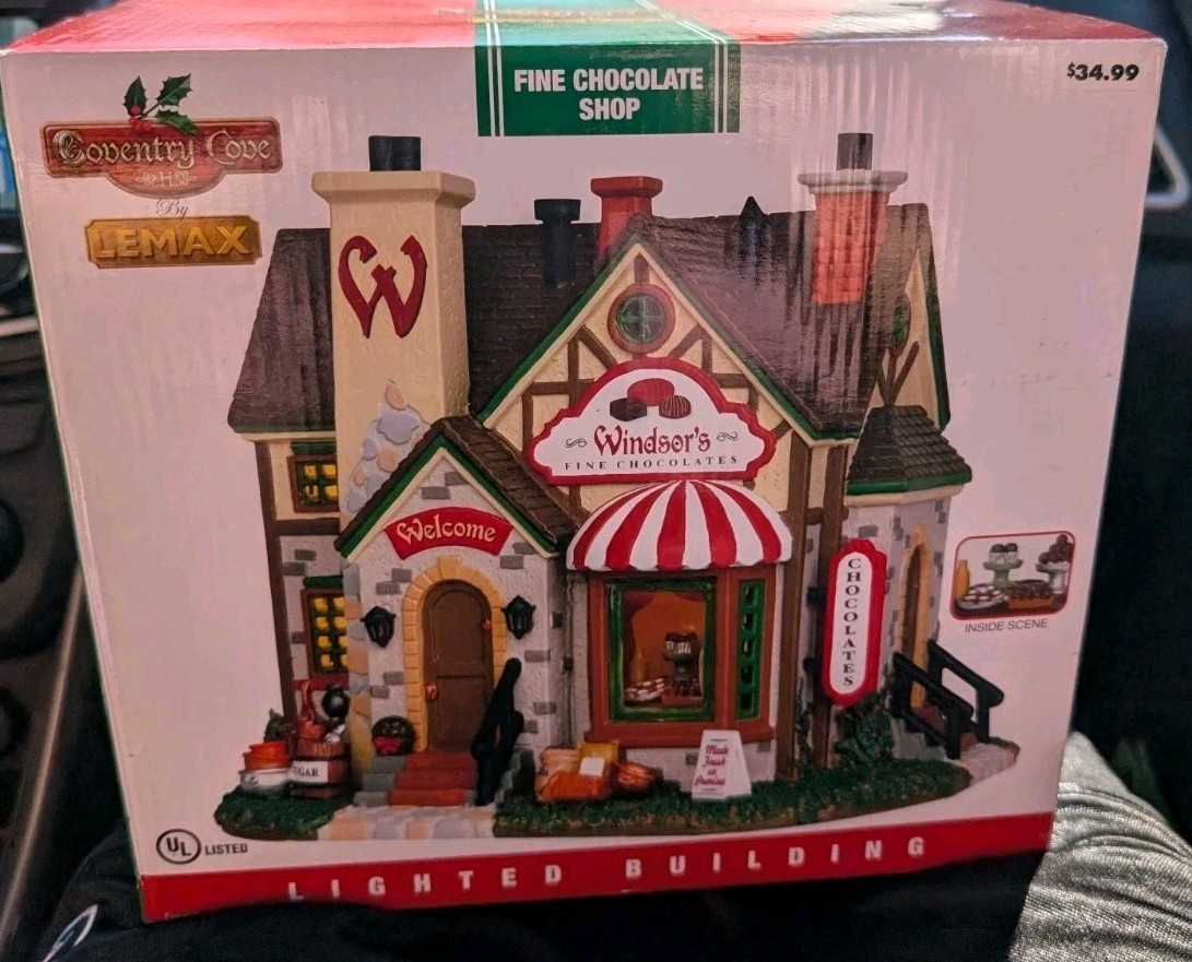 WINDSOR’S FINE CHOCOLATE SHOP New LEMAX CHRISTMAS VILLAGE TOWN Building RARE NIB
