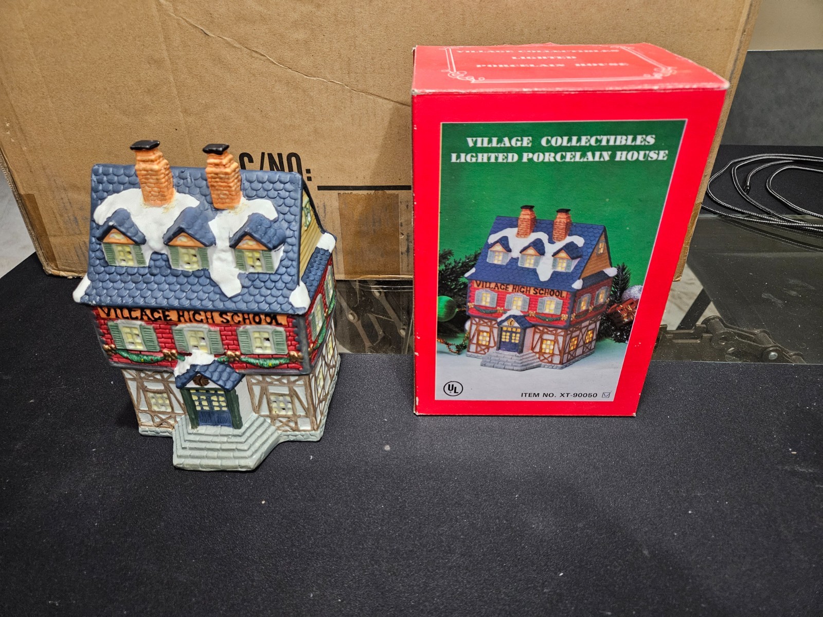 Village Collectibles Lighted Porcelain House Item No. XT-90050