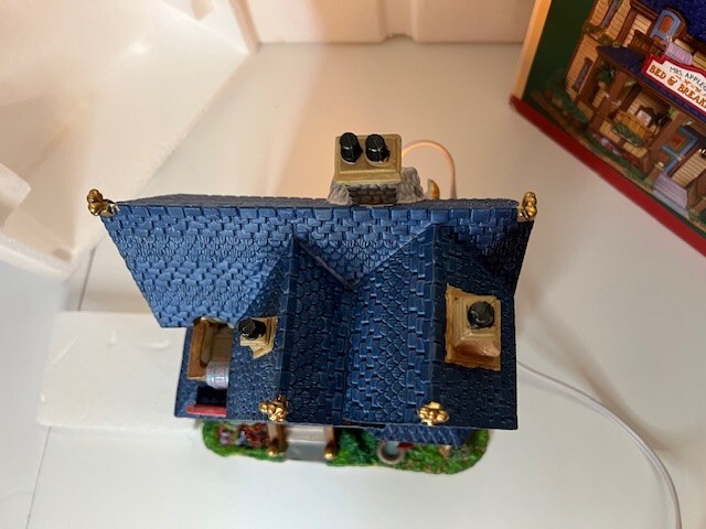 LEMAX Lighted House “Mrs Applegates Bed & Breakfast” NIB