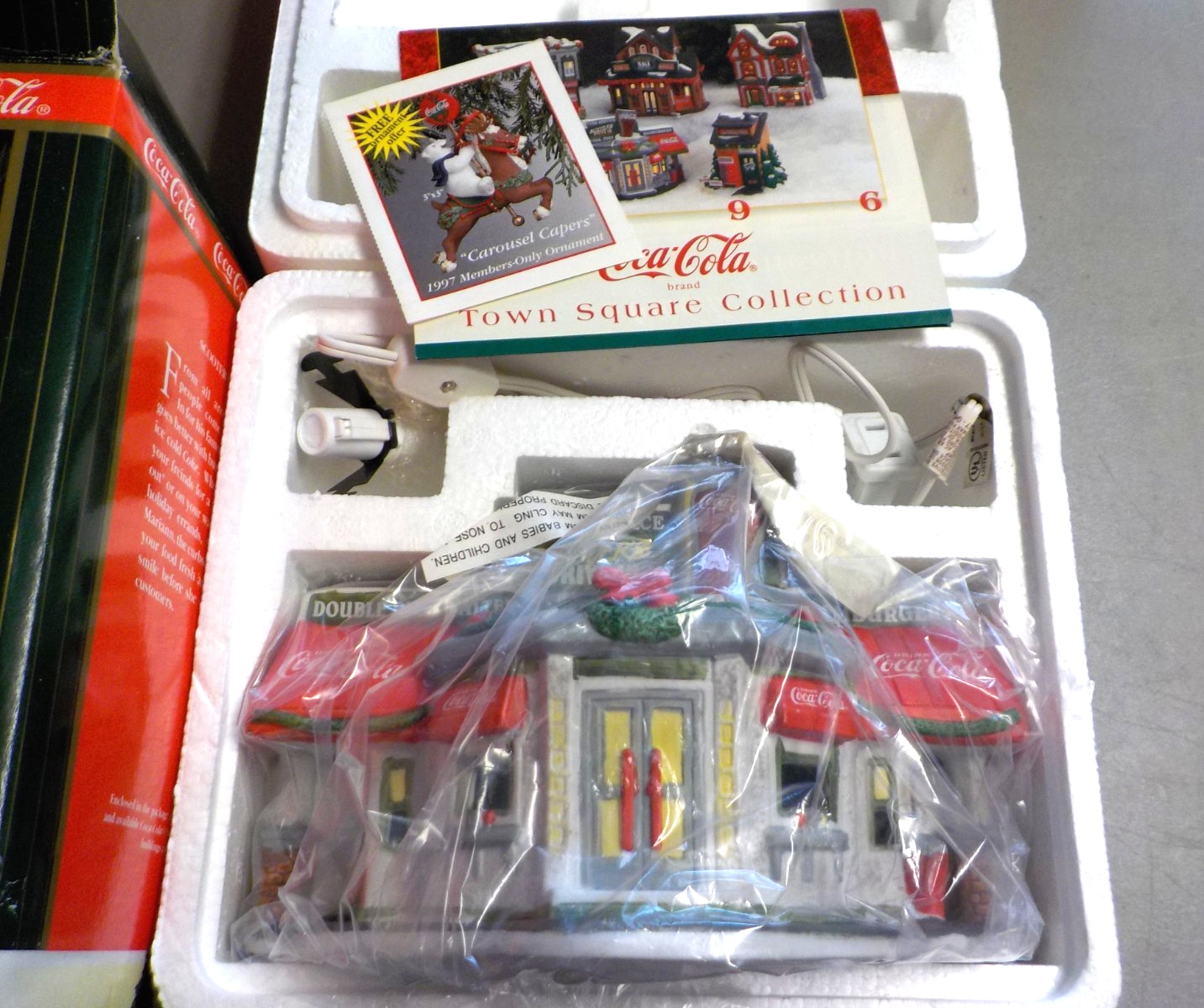 Coca-Cola 1996 Town Square Collection Scooter’s Drive In Diner – FREE SHIPPING