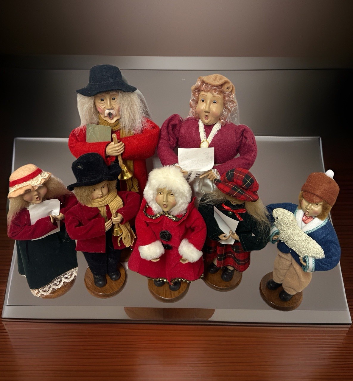 7 Santas Workbench Christmas Singing Carolers Display Posable Dolls Vintage