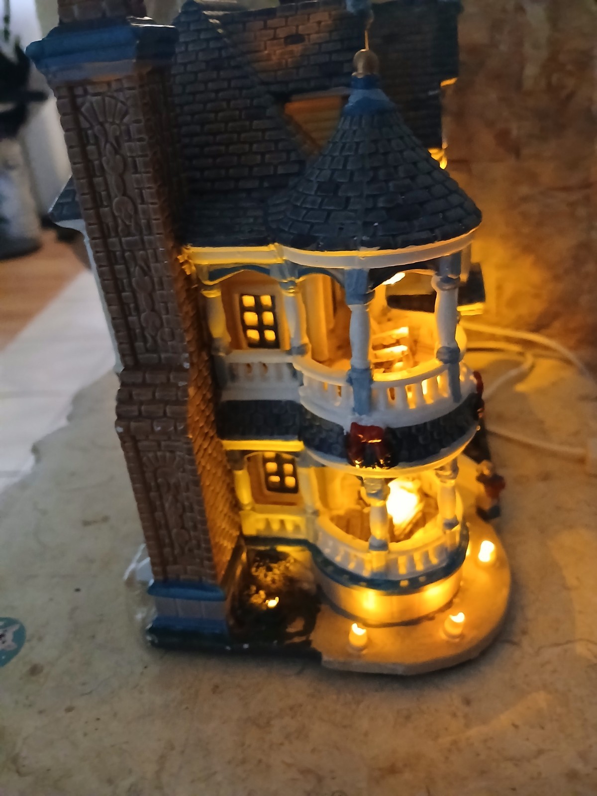 2005 LEMAX ANABEL’S BED & BREAKFAST (CADDINGTON VILLAGE) #55255-LIGHTS UP- GUC!