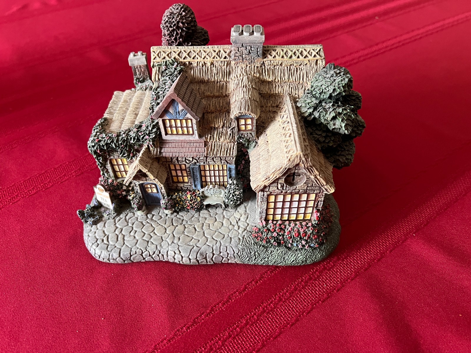 Hawthorne Village – Thomas Kinkade – Lamplight Tea Room