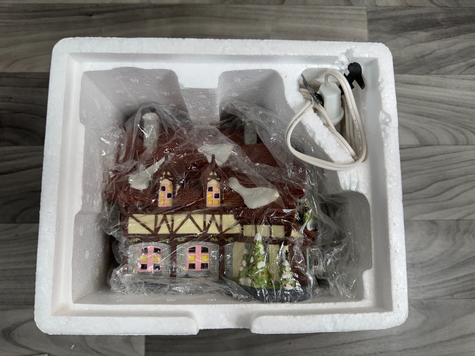 DEPARTMENT 56 DISNEY PARKS VILLAGE SERIES TINKER BELL’S TREASURES #882 – DEPT 56