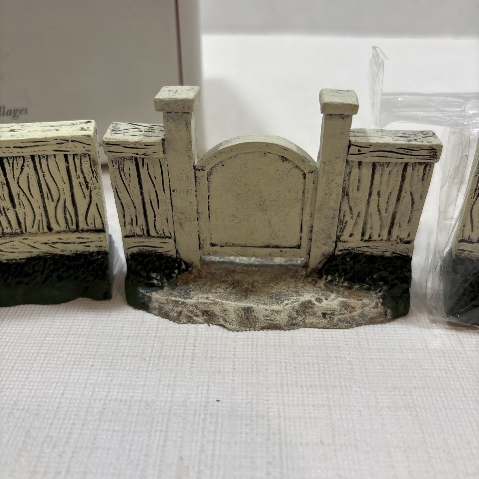Lang and Wise Set Of 4 White Split Board, Fences Village Accessory – Green Base