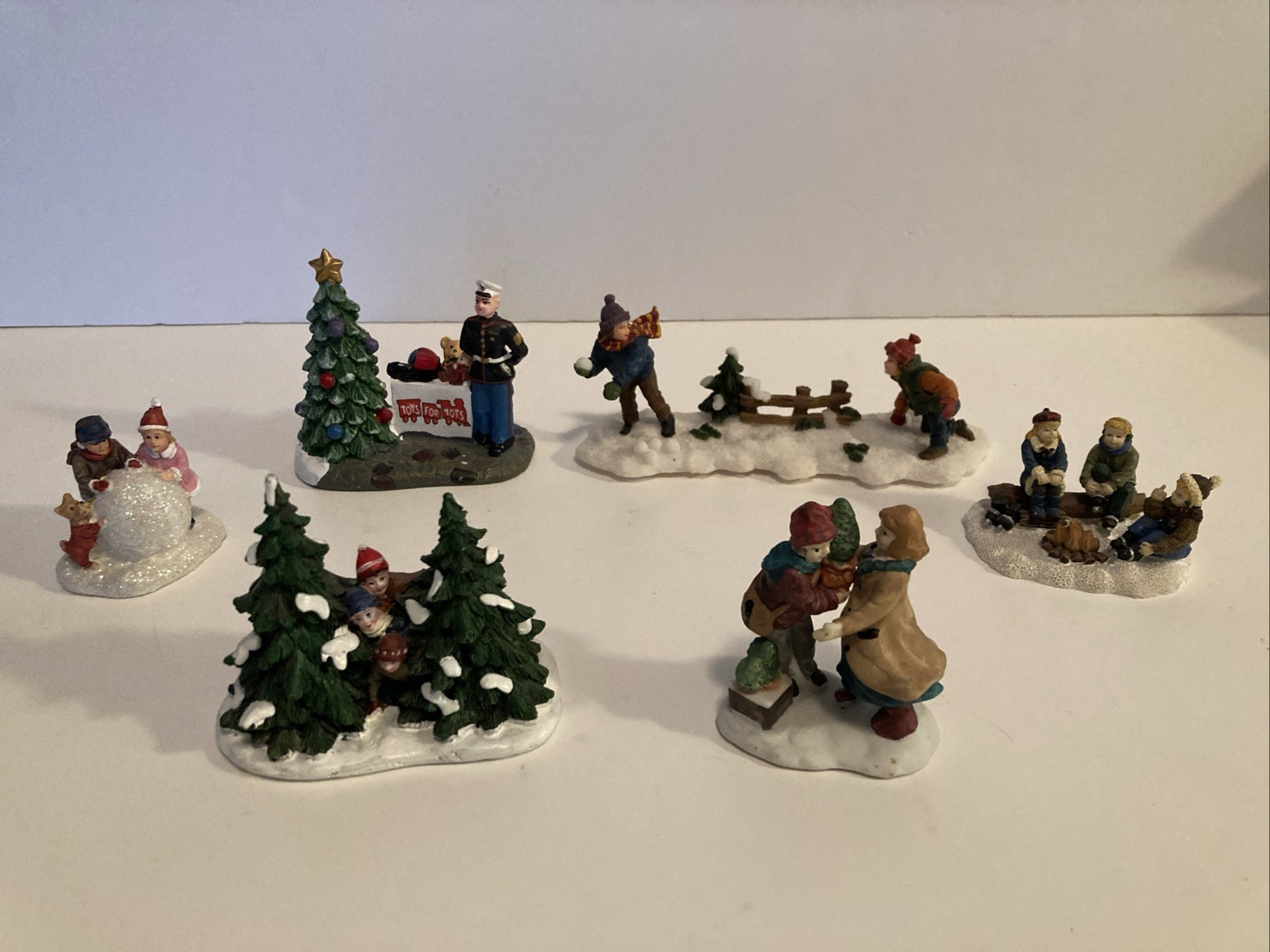 Set of 6, Christmas Village Miniatures People Figurines