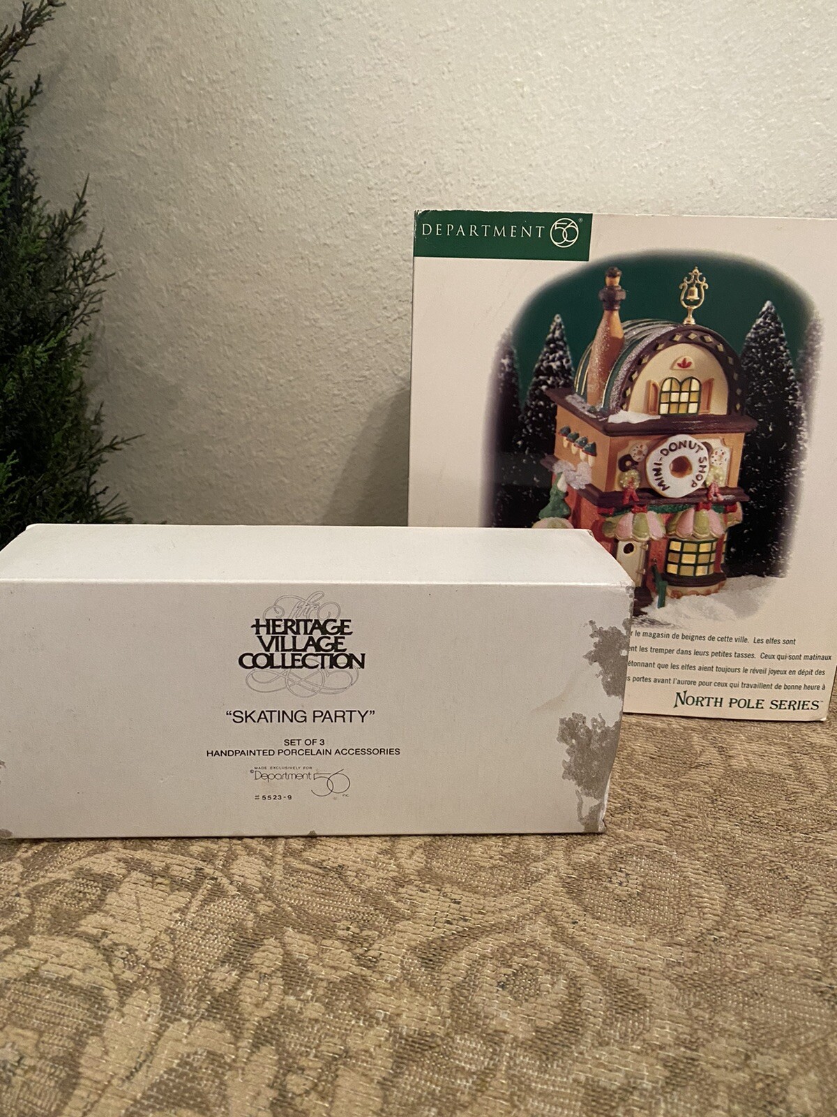 Department 56 North Pole ElfLand Mini- Donut Shop NIB & Skaters