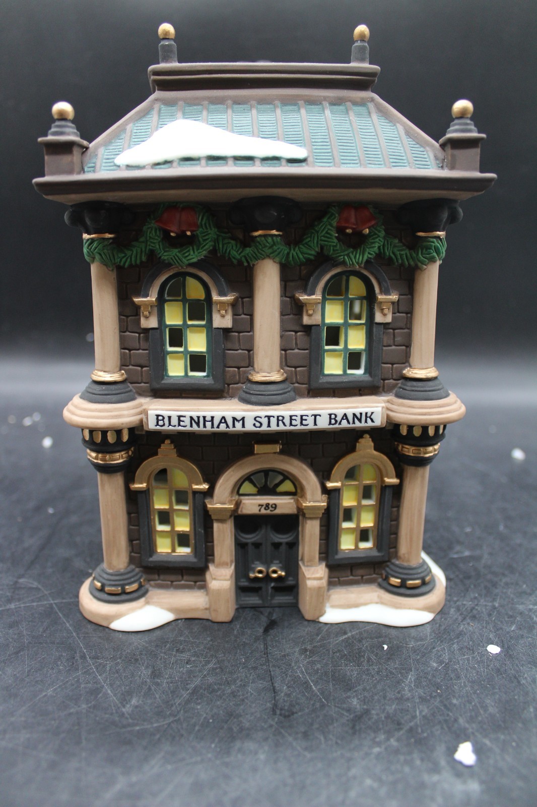 Department 56 “Blenham Street Bank” No Box no Light