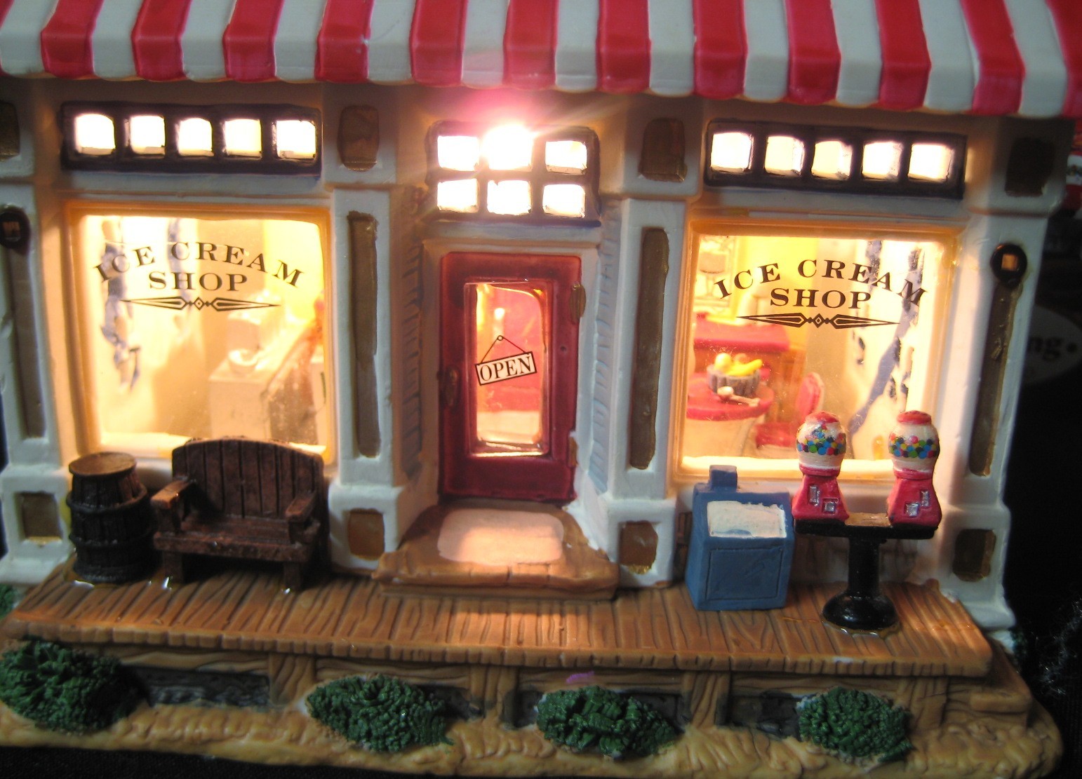 VINTAGE 05′ RETIRED LEMAX LIGHTED SUZY’S ICE CREAM SHOP HOLIDAY VILLAGE