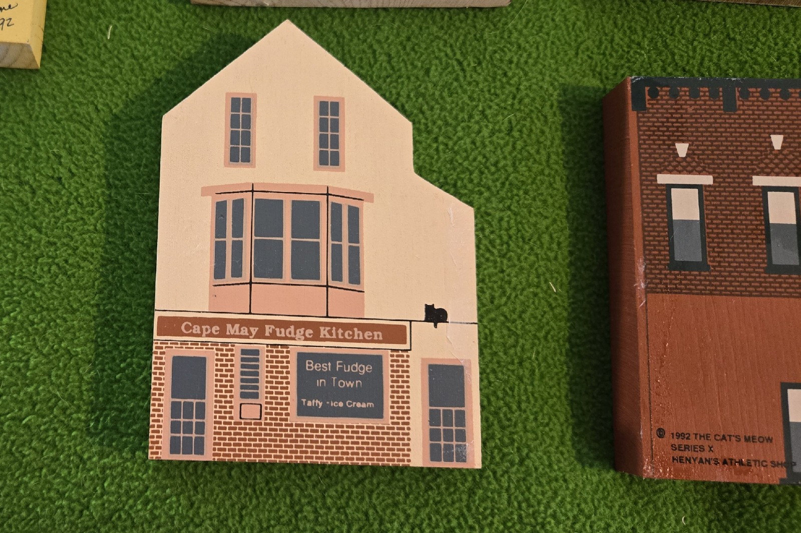 CAT’S MEOW BUILDINGS – SERIES X – VERY GOOD CONDITION – 10 PIECES WITH BAG