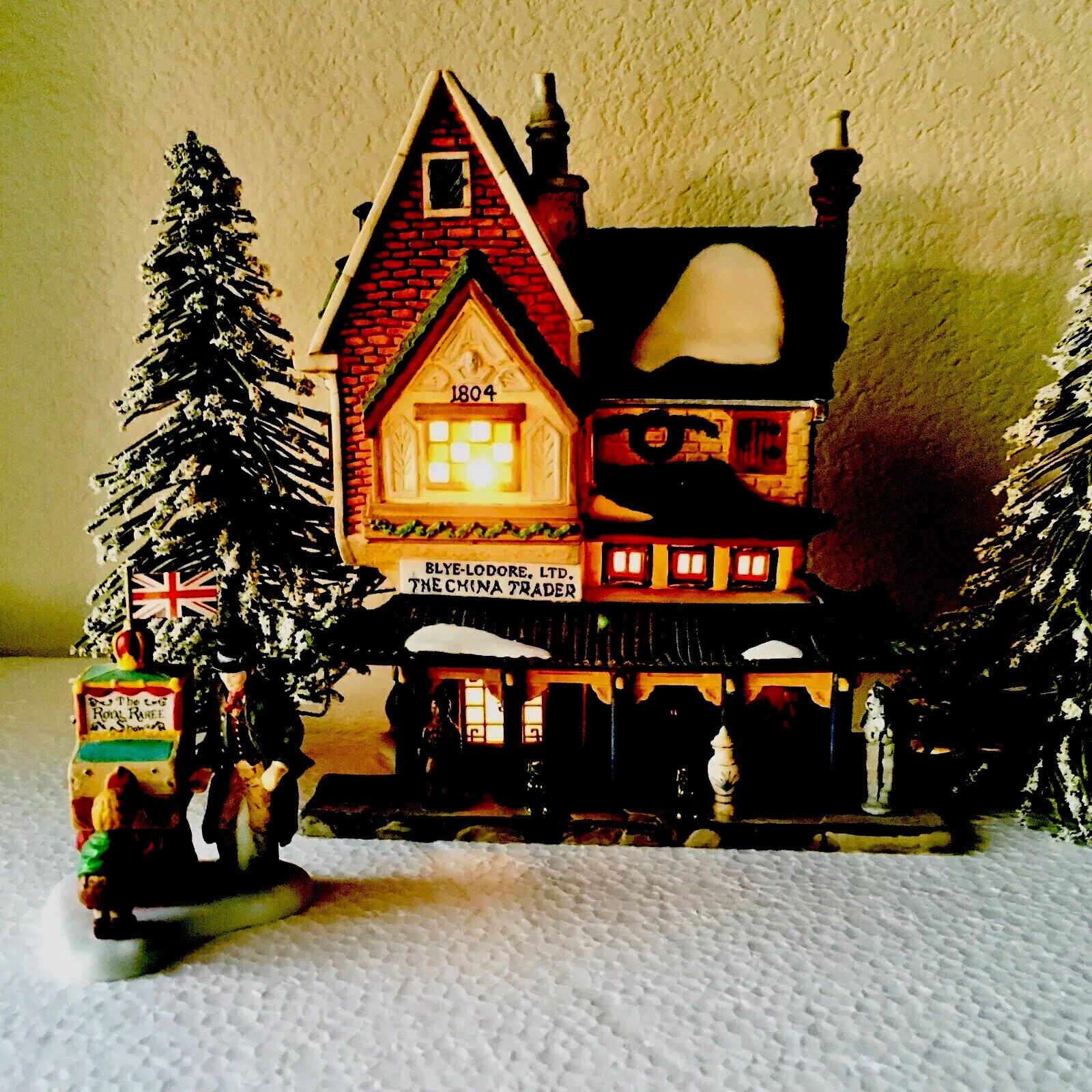Dept 56 THE CHINA TRADER Dickens Christmas Village Building w/ Halfpenny Showman