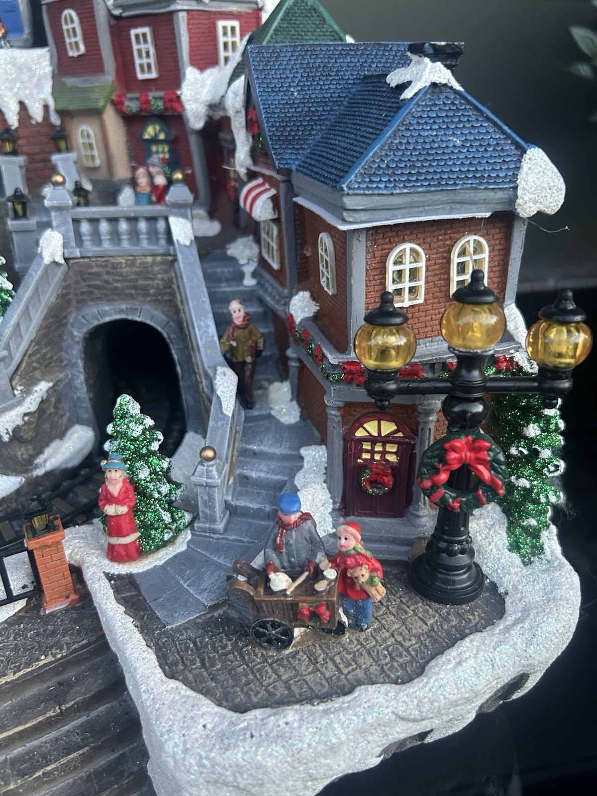 CHRISTMAS ANIMATED VILLAGE W/ Lights & Music. Works Great. Beautiful