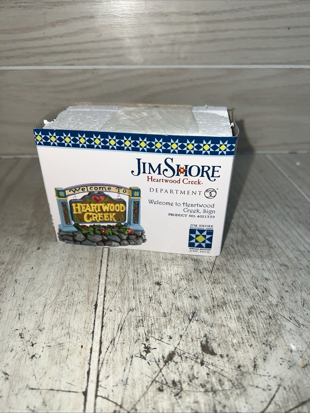 DEPT 56 NEW ENGLAND JIM SHORE Accessory WELCOME TO HEARTWOOD CREEK SIGN NIB