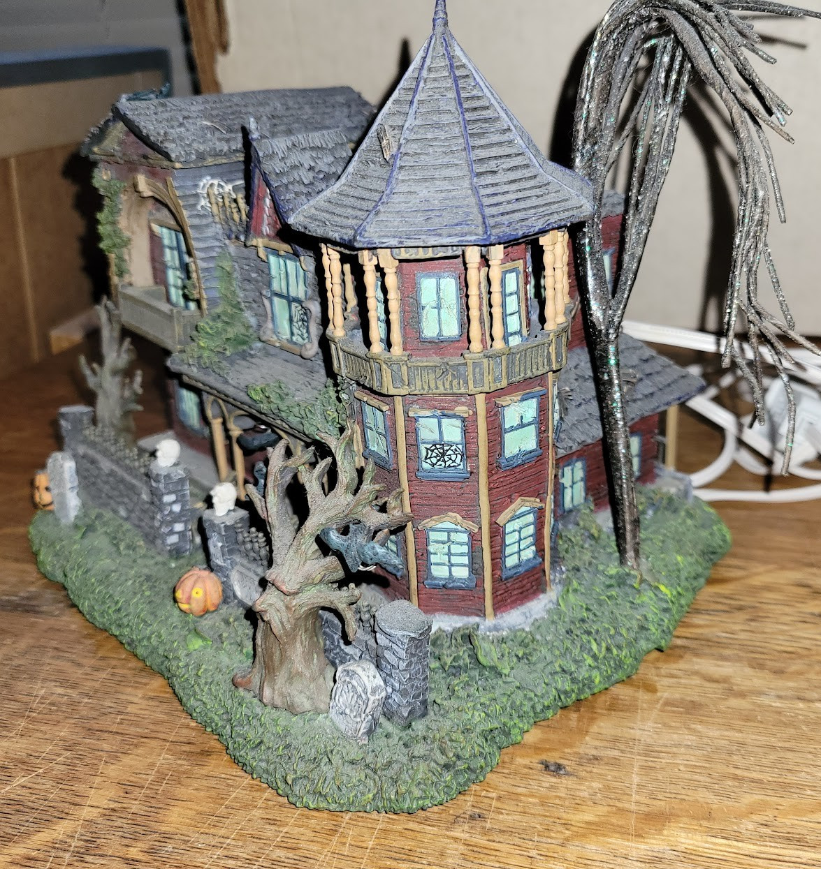 2004 Hawthorne Village – THE MUNSTERS – 1313 Mockingbird Lane – lighted house