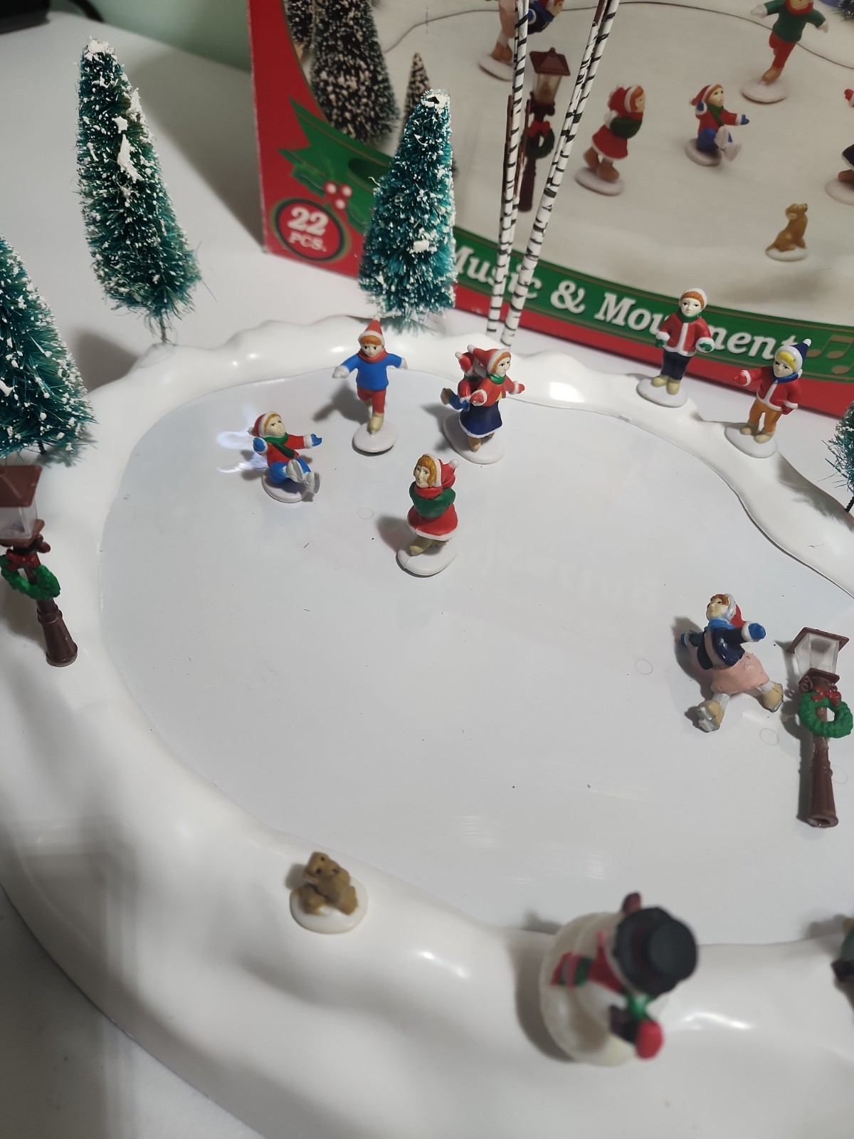 Christmas Village Animated Ice-Skating Pond Original Box