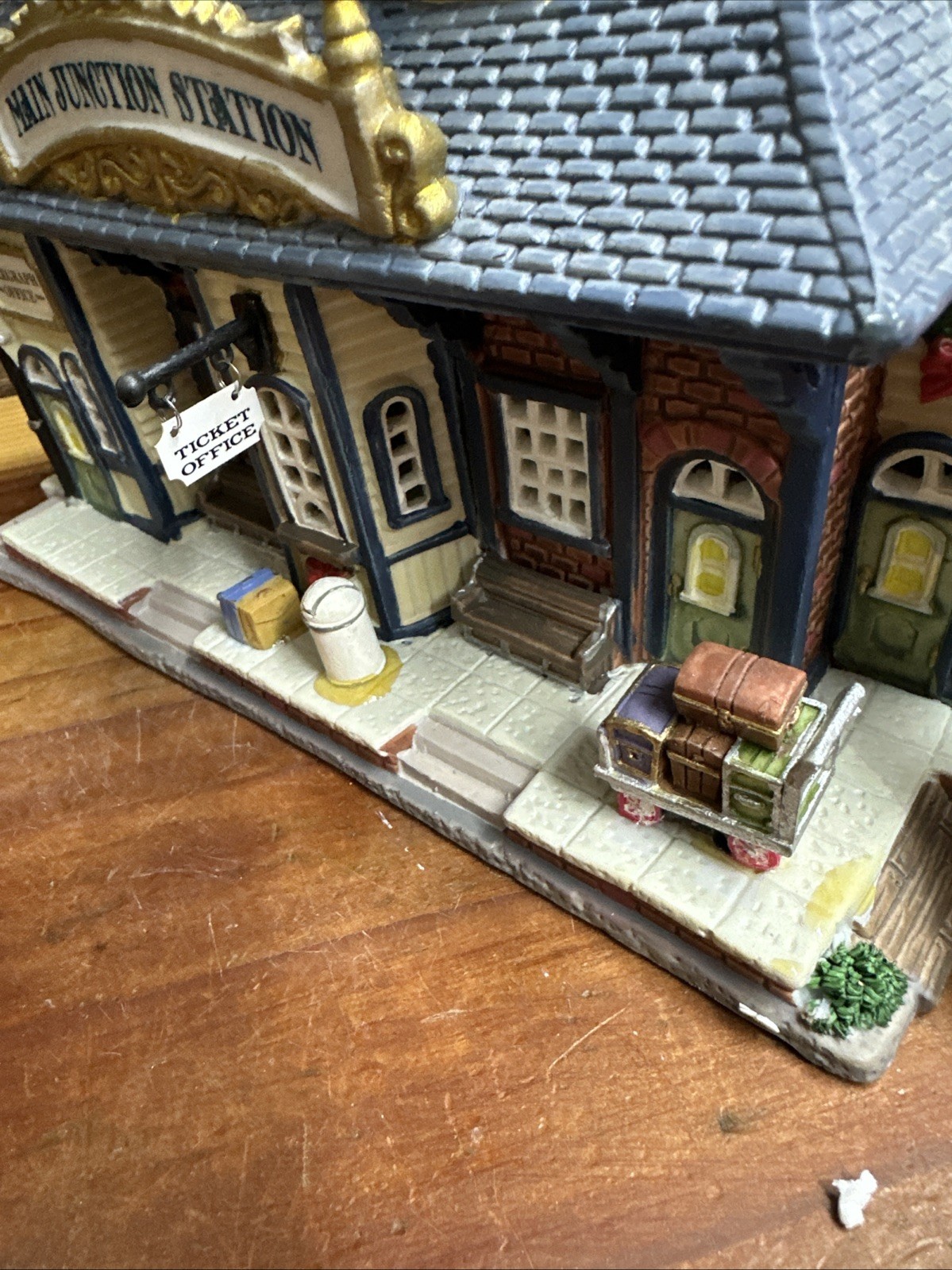 LEMAX Caddington Village Collection Main Junction Station In Box -flaws