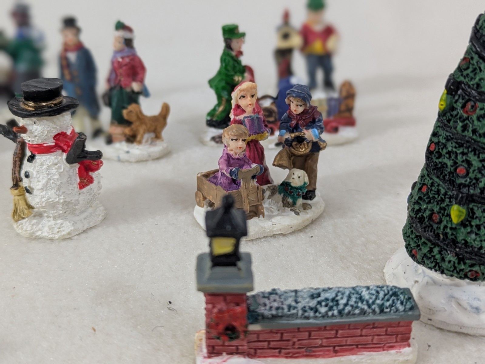 Unbranded Christmas Village Figurines Accessories Decor – Lot of 17 Pieces