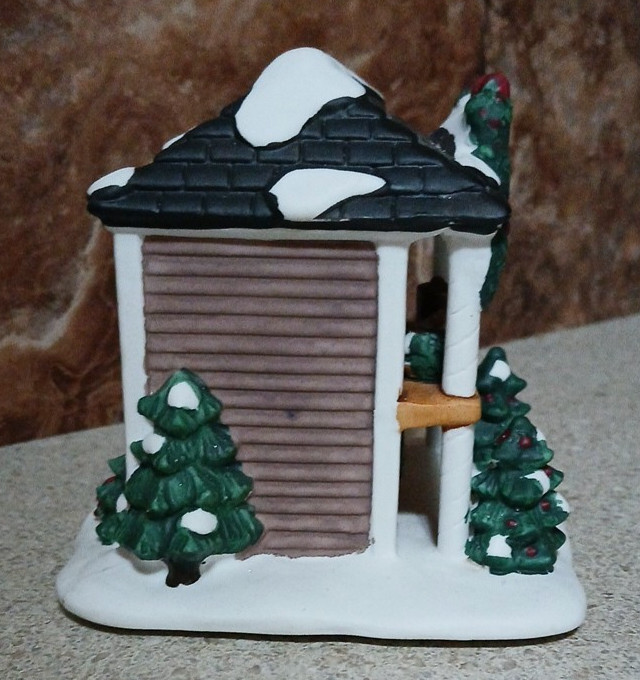 Hershey’s Ceramic Holiday Village Tree Lot Booth Cocoa Cafe Christmas 2001 5″H