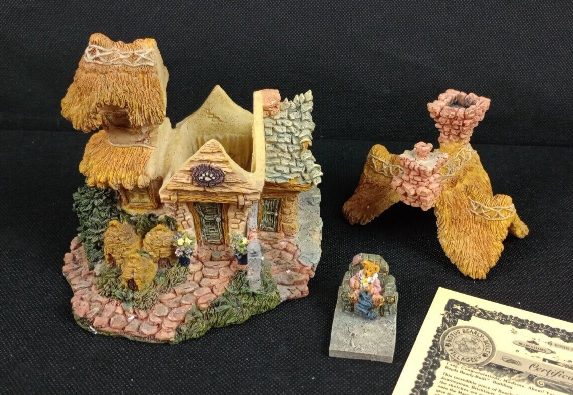 Boyds Bears Resin 5.0 Inch Bailey’s Cozy Cottage Bearly Built Villages Figurine