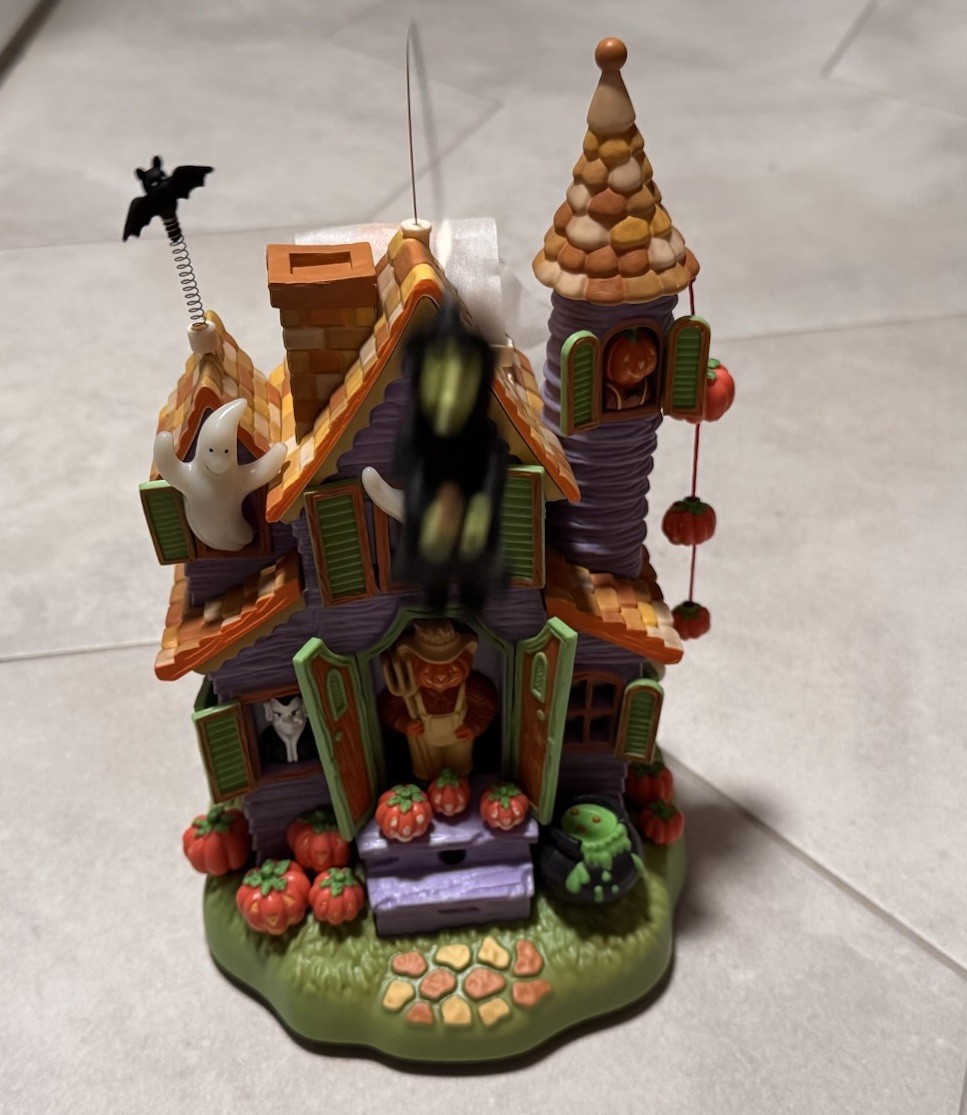 Halloween Haunted House “Boo Drop Inn” Village Motion Lights Sound Boxed