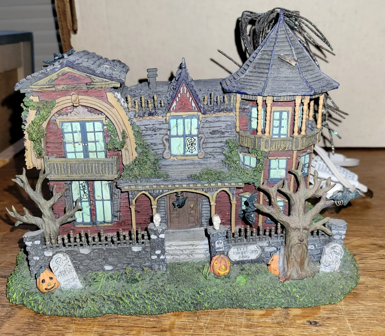 2004 Hawthorne Village – THE MUNSTERS – 1313 Mockingbird Lane – lighted house