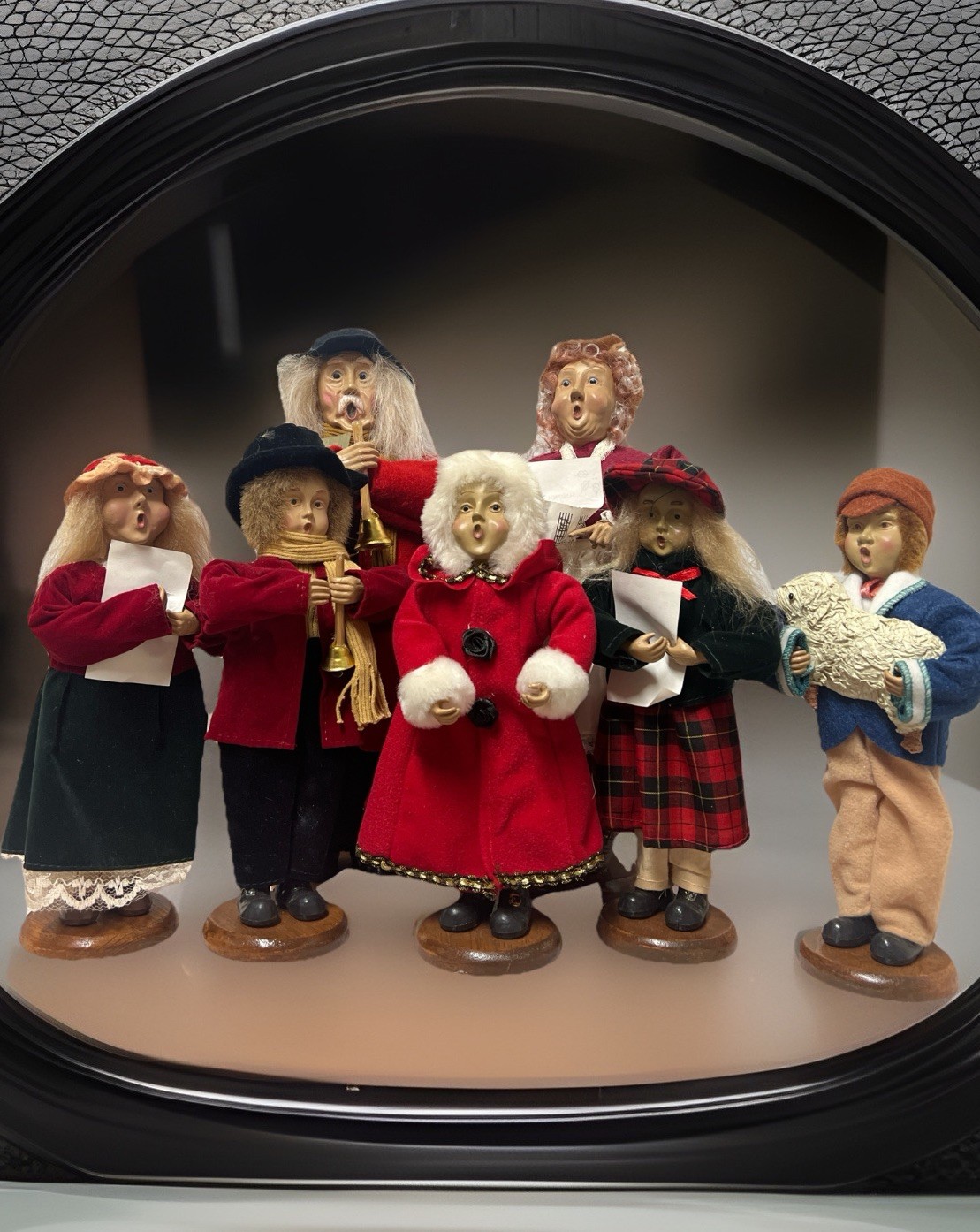 7 Santas Workbench Christmas Singing Carolers Display Posable Dolls Vintage