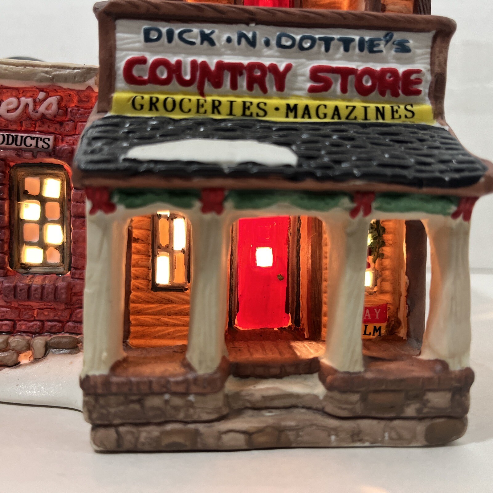1995 Seasonal Specialties Dick&Dottie’s Country Store Village Illuminated 6×6 In