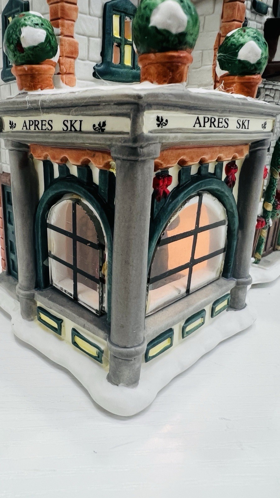 Christmas Delights “Apres Ski Lodge” Porcelain Lighted House Excellent !