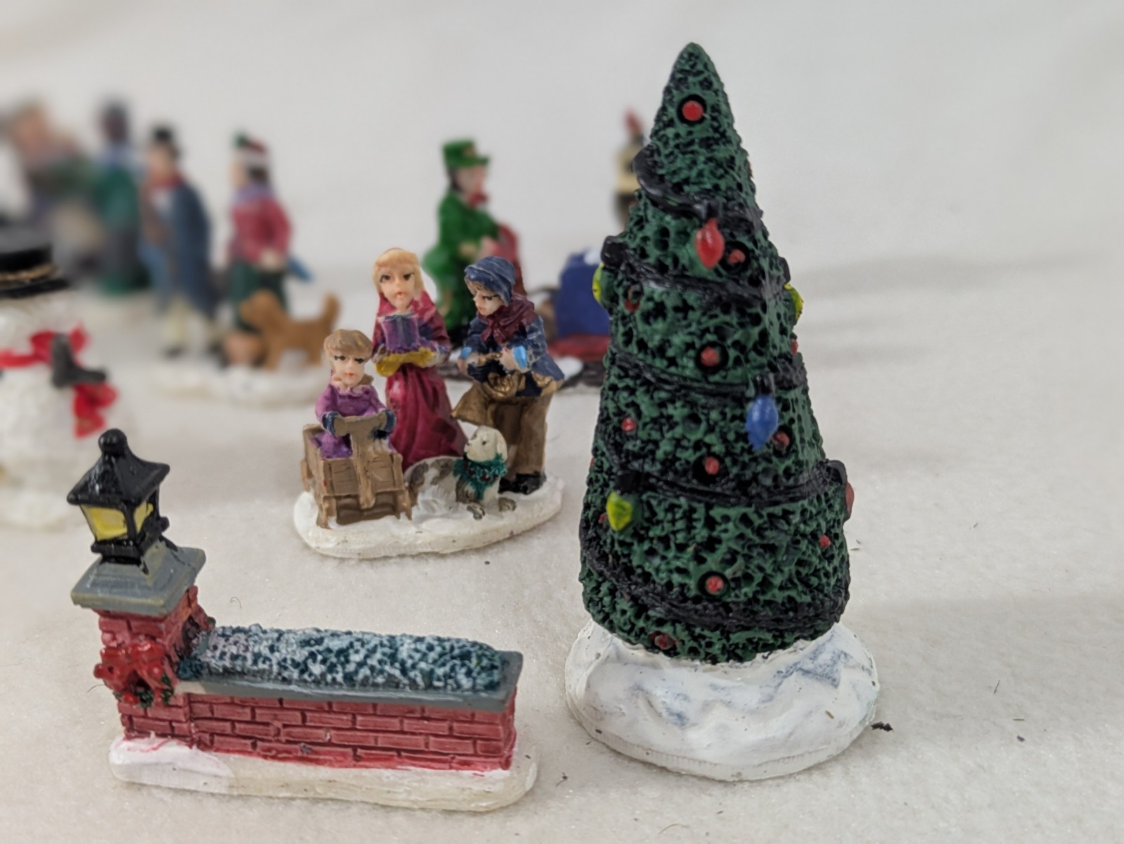Unbranded Christmas Village Figurines Accessories Decor – Lot of 17 Pieces