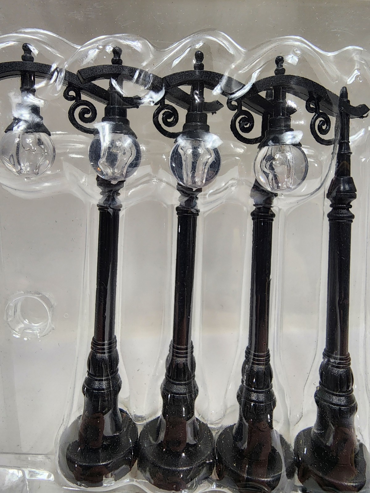 4 Christmas Village Street lamps/lights New In Package Enchanted Forest Xmas