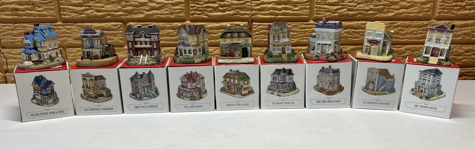Liberty Falls The Americana Collection Village AH37-AH45, Buildings, Lot 9, EUC!