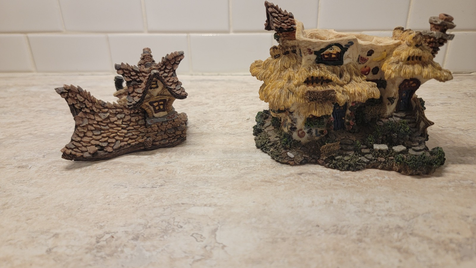 Boyds Bearly-Built Villages Daycare Center House with Bear Figurines. 2001.