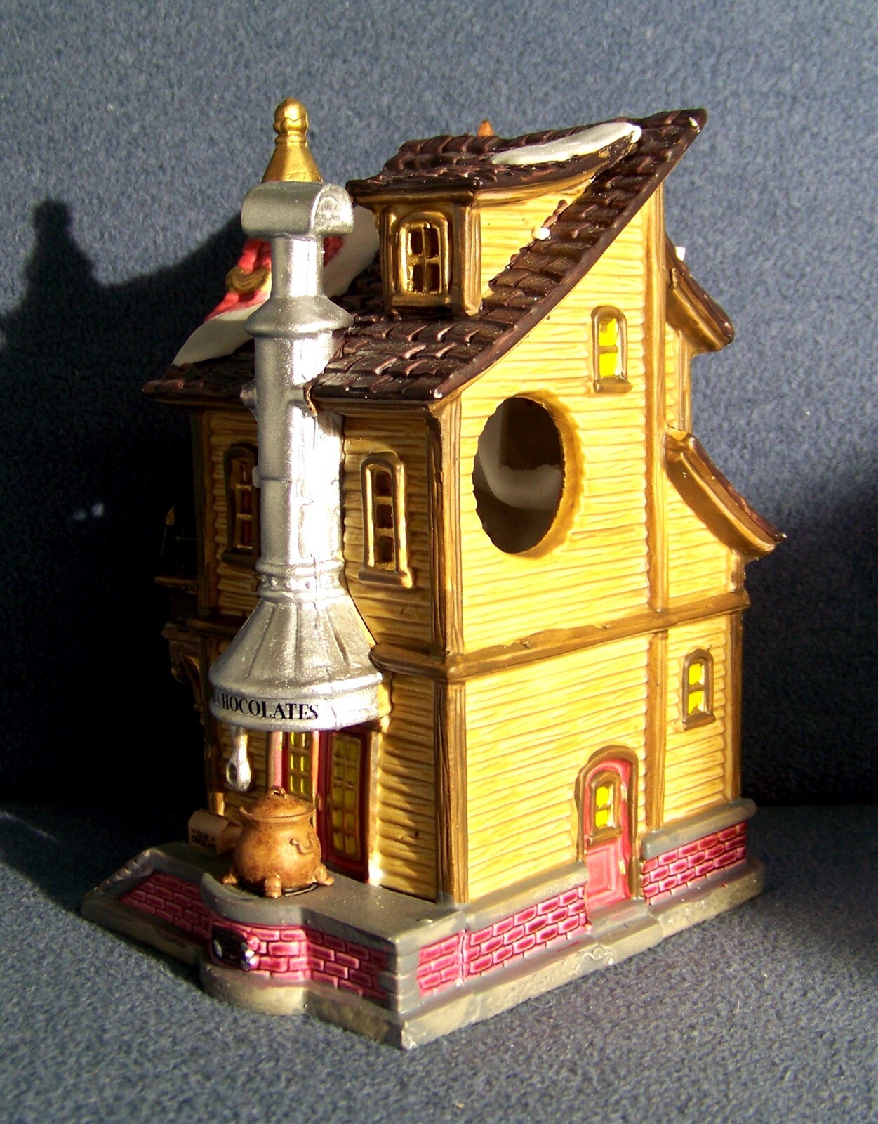 Lemax – Lucy’s Chocolate Shop – Caddington Village Collection – 45052 – EUC