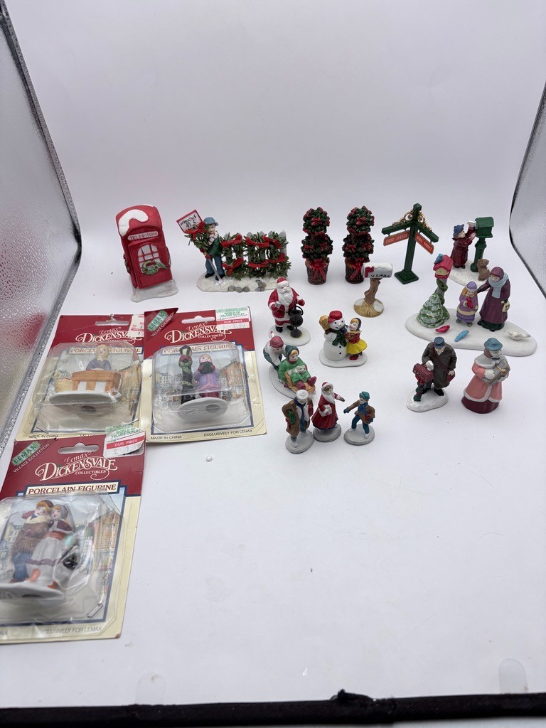 Christmas Village Figurines & Accessories Decor Lot of 19 Pieces Lemax & Others