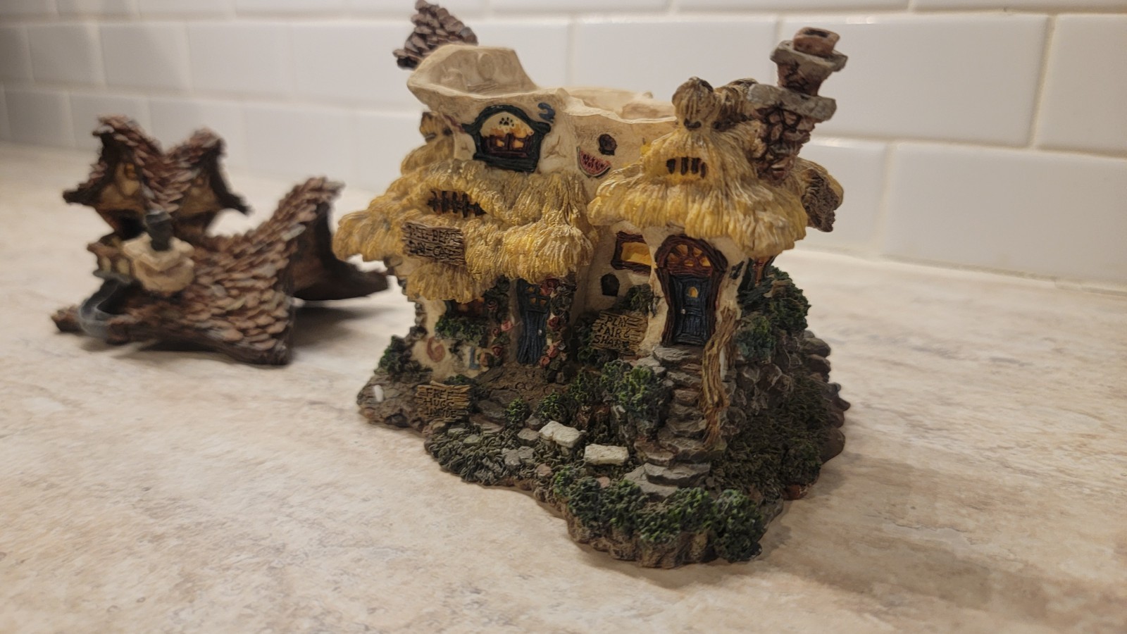 Boyds Bearly-Built Villages Daycare Center House with Bear Figurines. 2001.