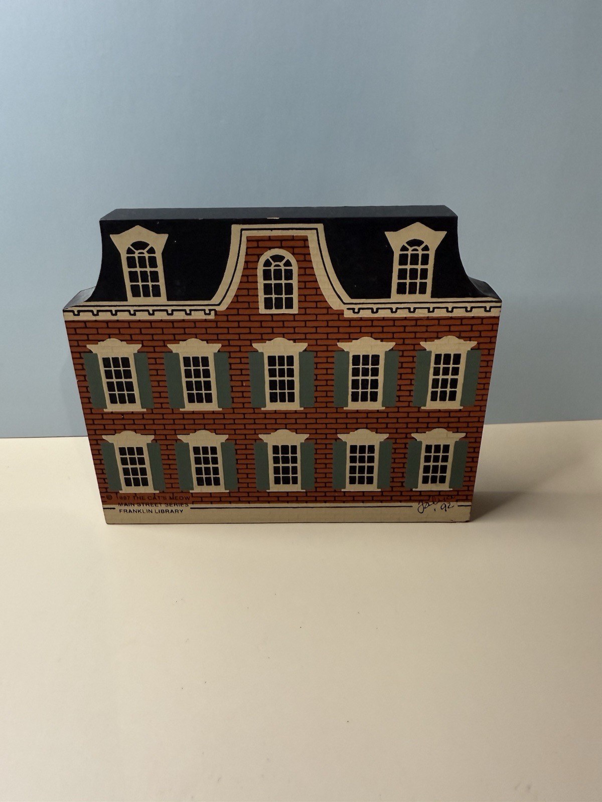 1987 THE CATS MEOW FRANKLIN LIBRARY MAIN STREET SERIES PAINTED WOOD DECO