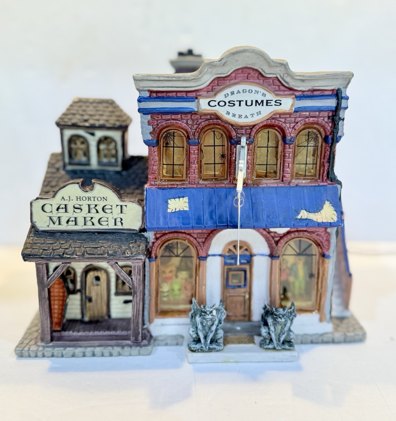 Lemax Spooky Town Dragons Breath Costume Shop Horton Casket Maker 2000 Retired