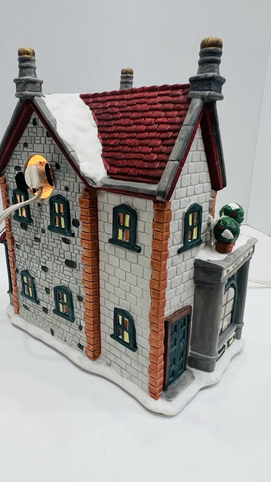 Christmas Delights “Apres Ski Lodge” Porcelain Lighted House Excellent !